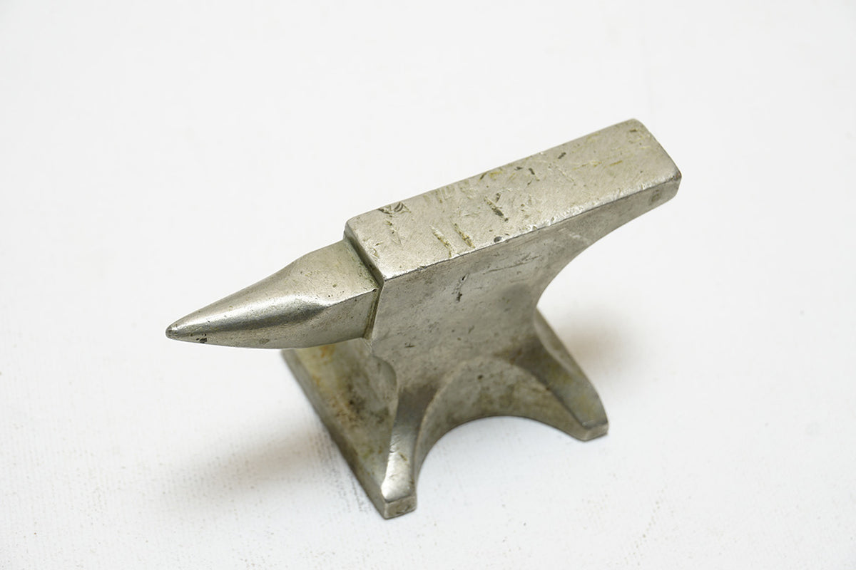 EARLY MINIATURE NICKEL PLATED BRASS JEWELLERS ANVIL - 3 5/8