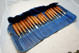 FINE SET OF 18 FOOTPRINT CARVING CHISELS IN FITTED CANVAS ROLL