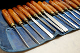 FINE SET OF 18 FOOTPRINT CARVING CHISELS IN FITTED CANVAS ROLL
