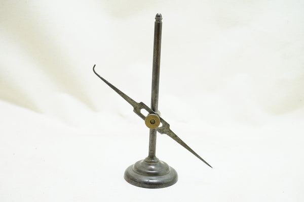 LOVELY 7 3/4" MACHINIST SURFACE GAUGE WITH ACORN FINIAL
