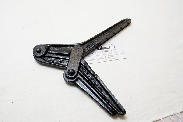 FINE CAST IRON HARTFORD CORNER / MITER CLAMP - 1909 PATENT