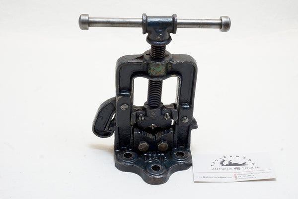 FINE SMALL WODEN 180/0 BENCH MOUNTED PIPE VISE