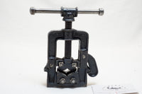 FINE SMALL WODEN 180/0 BENCH MOUNTED PIPE VISE