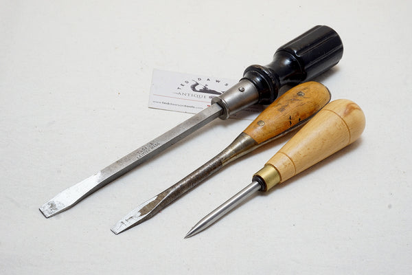 2 FINE SQUARE SHANK TURNSCREWS (IRWIN PERFECT) PLUS AWL