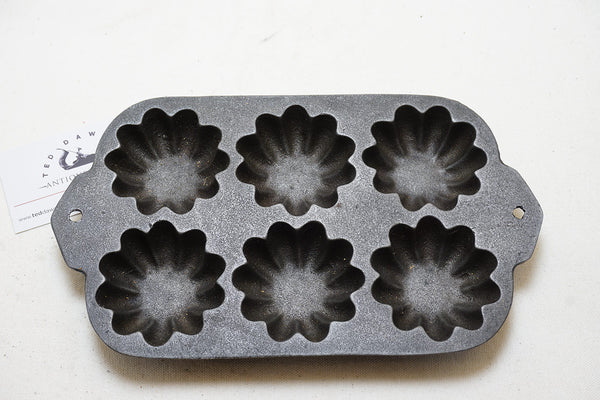 DEAD MINT EARLY 'MADE IN USA' CAST IRON 'TURKS CAP' CUPCAKE PAN